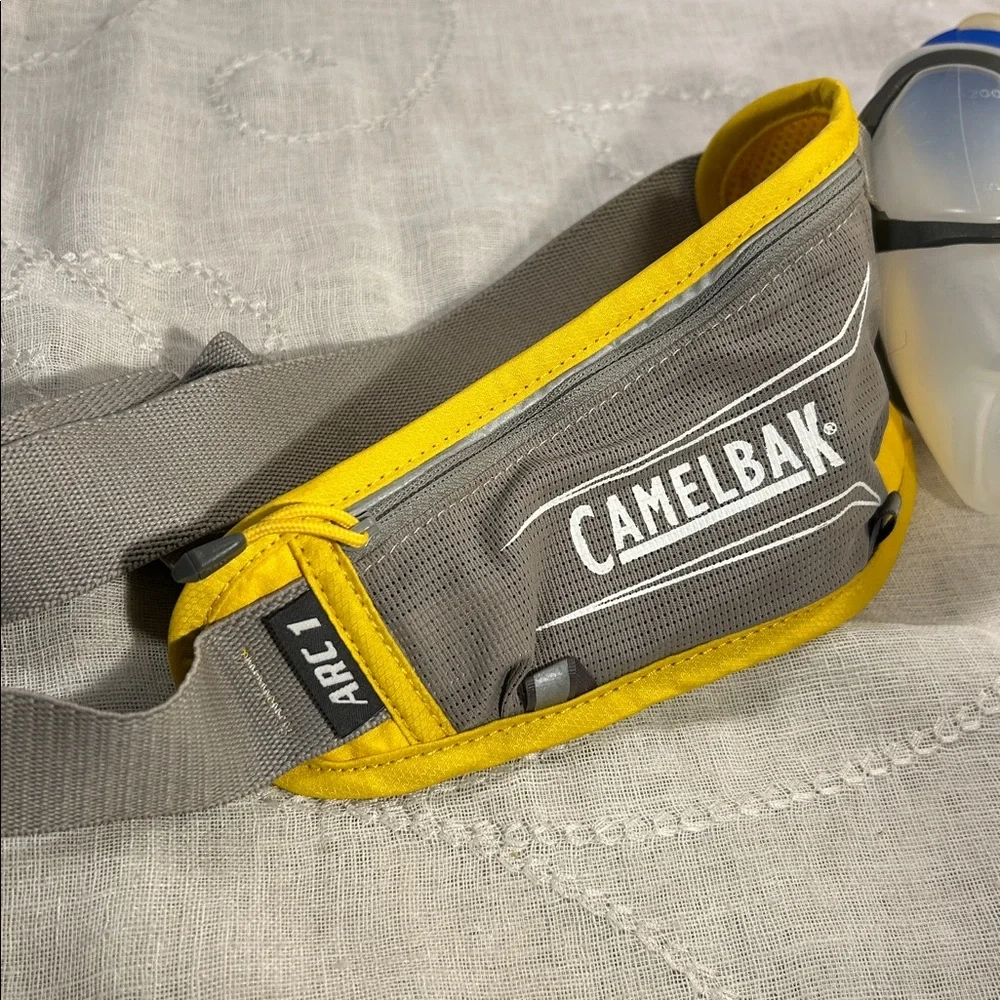 NWOT Camelback activity belt with bottle
